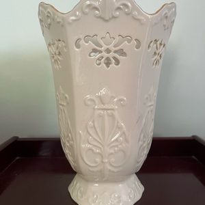 Lenox Langtry Cream 24k Gold
Pierced Scalloped Flower Vase 9” Talll